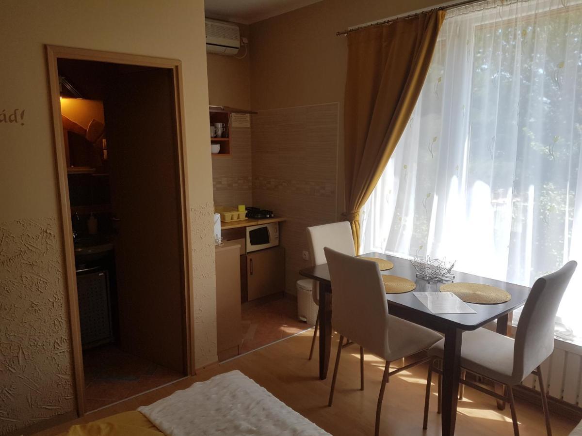 Rozsa Apartman Alsoors Luaran gambar