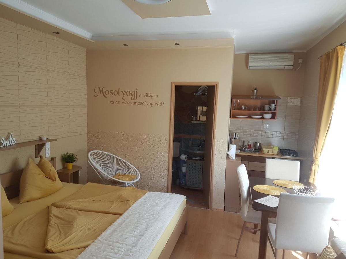 Rozsa Apartman Alsoors Luaran gambar