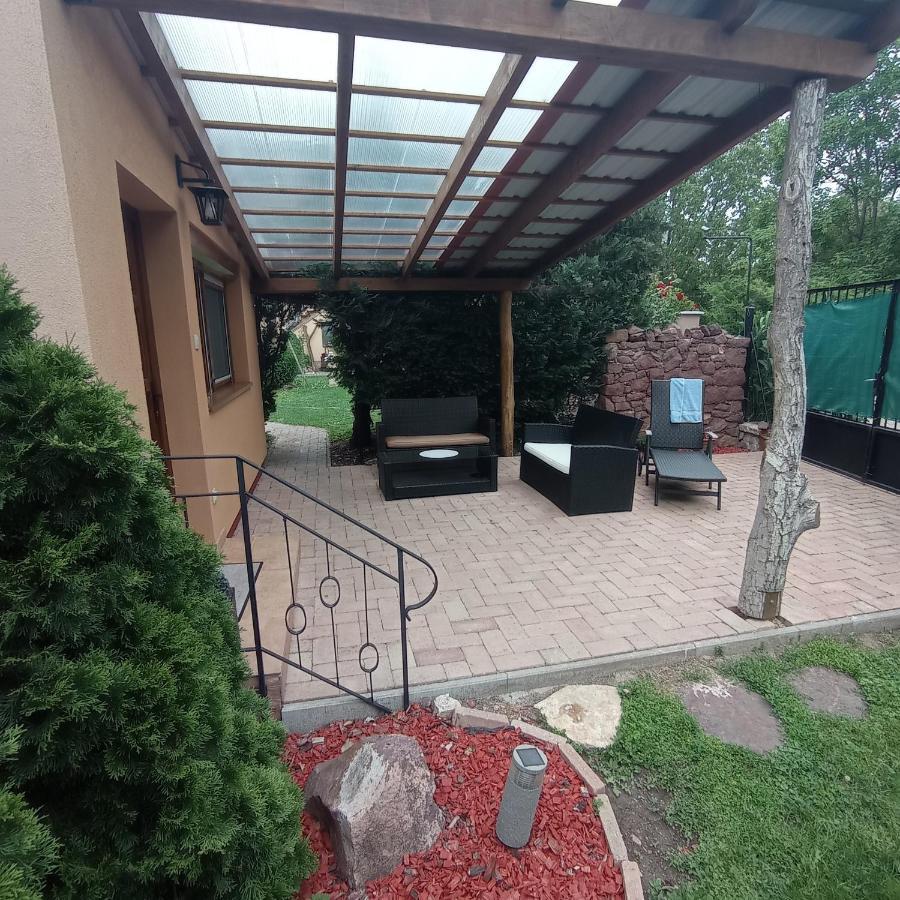 Rozsa Apartman Alsoors Luaran gambar