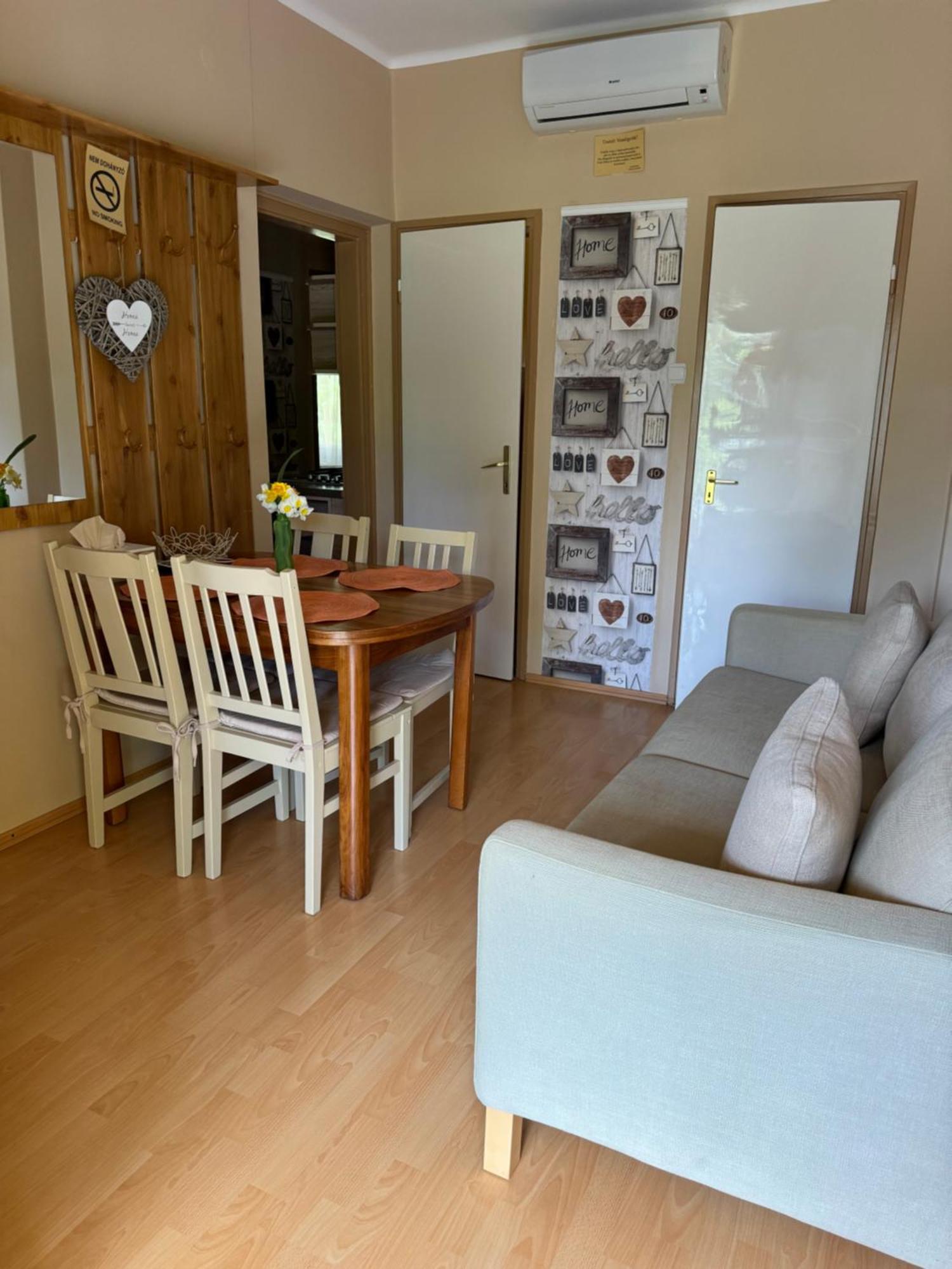 Rozsa Apartman Alsoors Luaran gambar